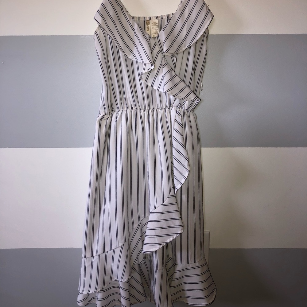 Super cute! White and black pinstripe dress!!!